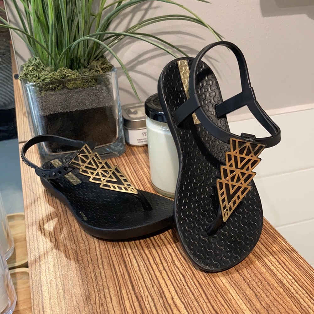 IPANEMA Gold triangles T-strap sandals